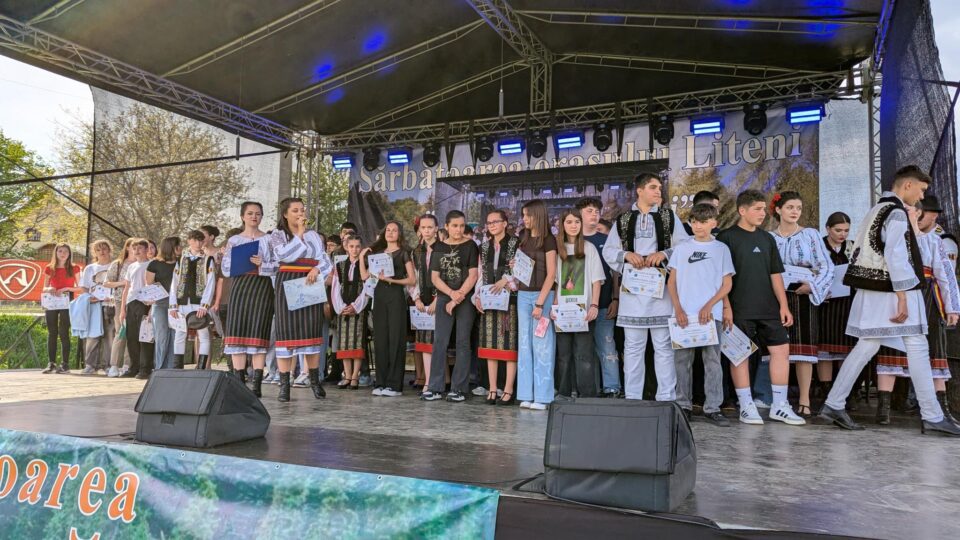 Primăria Liteni i-a premiat du diplome de excelență pe elevii cu medii de peste 9.50 care iau burse de merit