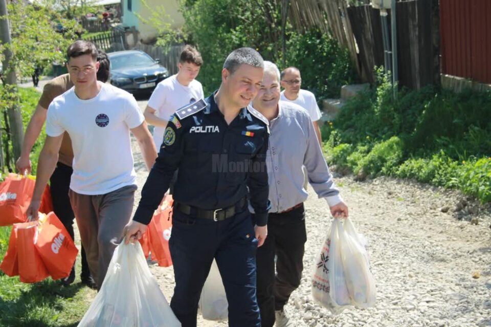 Copii din medii defavorizare, încurajați cu pachete să meargă la școală