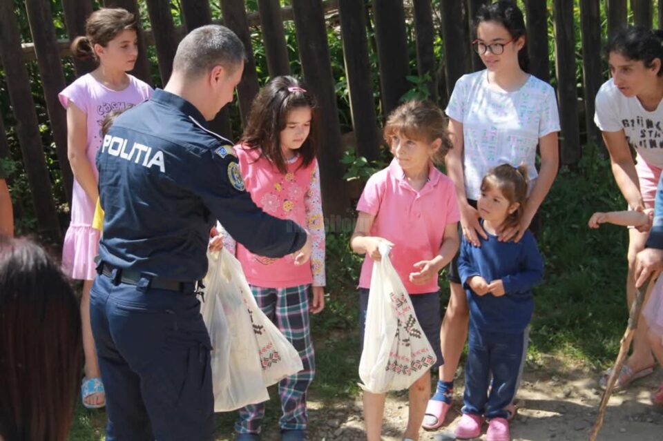 Copii din medii defavorizare, încurajați cu pachete să meargă la școală