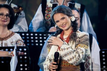 Angelica Flutur a marcat „20 de ani de cântec” printr-un concert grandios, un regal folcloric în fața a peste 2.000 de spectatori