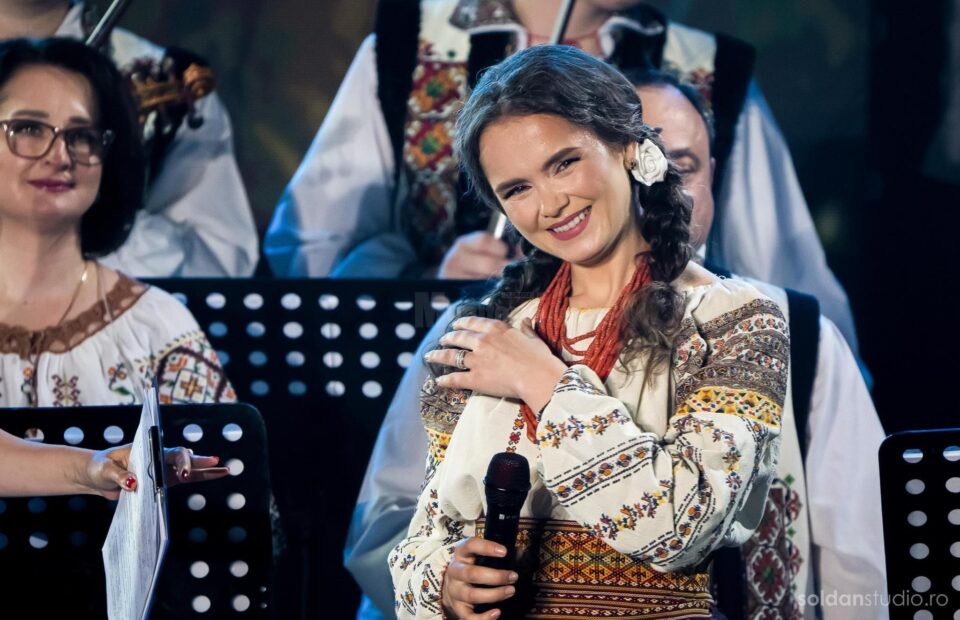 Angelica Flutur a marcat „20 de ani de cântec” printr-un concert grandios, un regal folcloric în fața a peste 2.000 de spectatori
