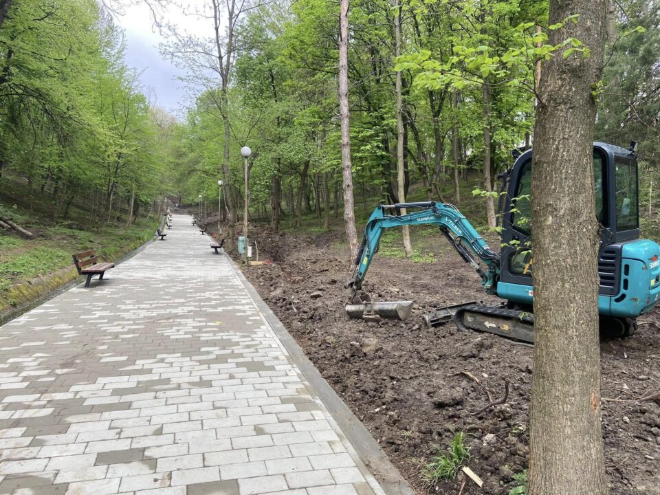 Primăria Suceava vrea să finalizeze până pe 1 mai lucrările la aleea din parcul Șipote și scările de acces către Cetatea de Scaun