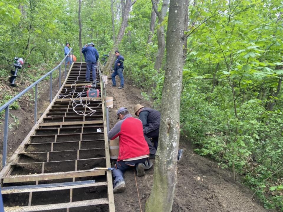 Primăria Suceava vrea să finalizeze până pe 1 mai lucrările la aleea din parcul Șipote și scările de acces către Cetatea de Scaun