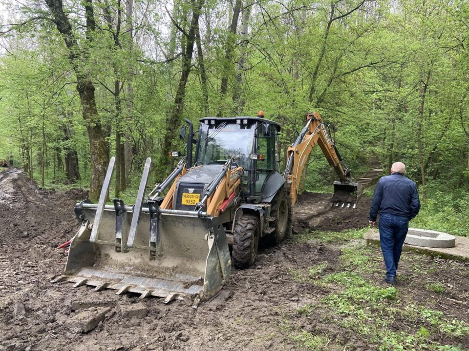 Primăria Suceava vrea să finalizeze până pe 1 mai lucrările la aleea din parcul Șipote și scările de acces către Cetatea de Scaun