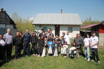 Copii din medii defavorizate, stimulați cu pachete pentru a nu abandona școala