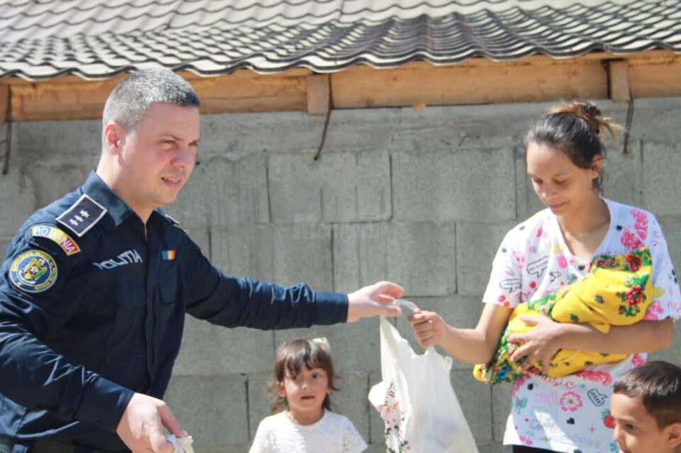 Copii din medii defavorizate, stimulați cu pachete pentru a nu abandona școala