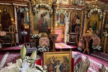Concurs Pascal de ciocnit ouă roșii la Biserica „Adormirea Maicii Domnului” din Ciocănești