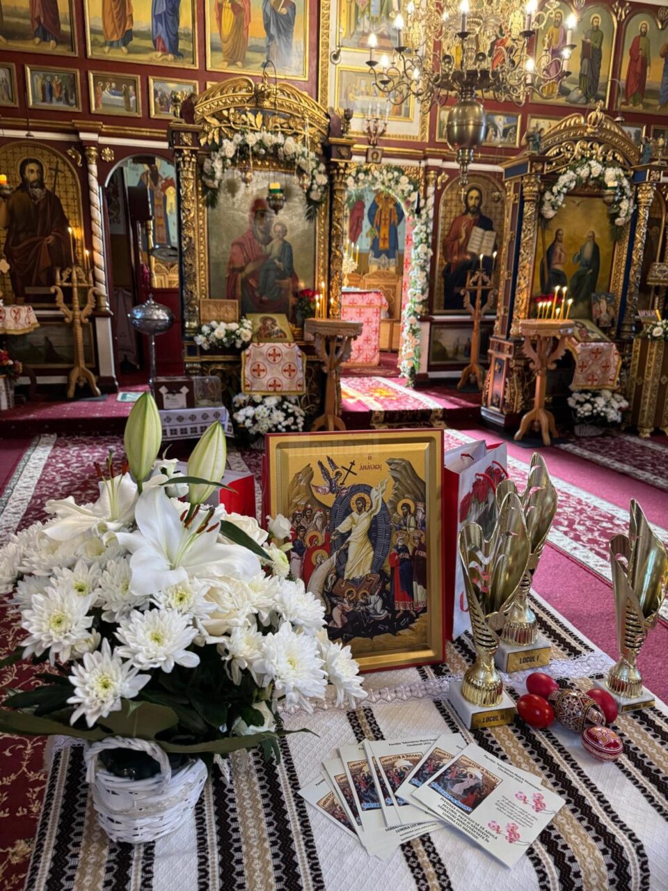 Concurs Pascal de ciocnit ouă roșii la Biserica „Adormirea Maicii Domnului” din Ciocănești Concurs Pascal de ciocnit ouă roșii la Biserica „Adormirea Maicii Domnului” din Ciocănești