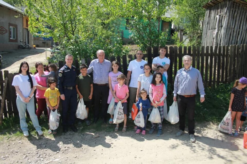 Copii din medii defavorizate, stimulați cu pachete pentru a nu abandona școala