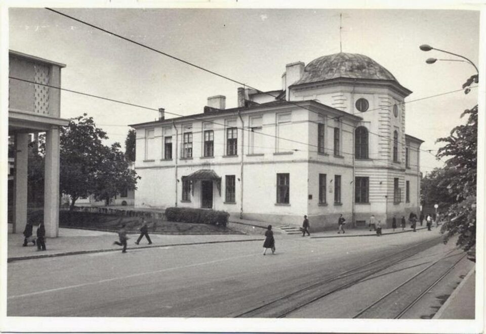 De nu știi construi, barem nu demola!