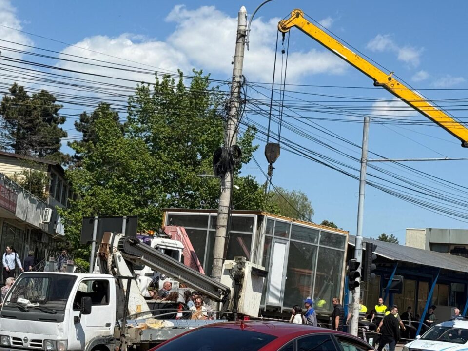 Chioșcul care a stat fără nici un rost în acea zonă centrală a municipiului nu mai puțin de 7 ani a fost îndepărtat marți
