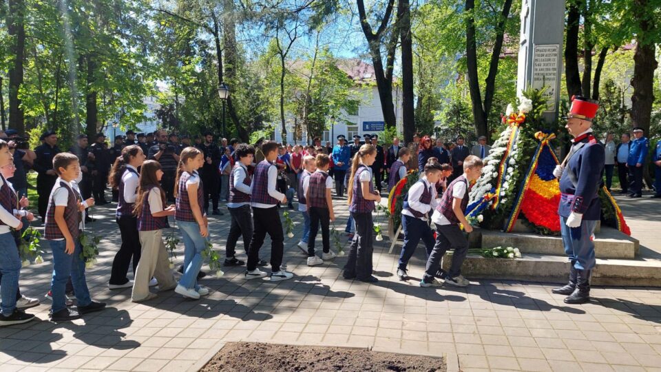 Elevii de la Școala Gimnazială Nr. 1 au depus flori la monument