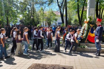 Elevii de la Școala Gimnazială Nr. 1 au depus flori la monument