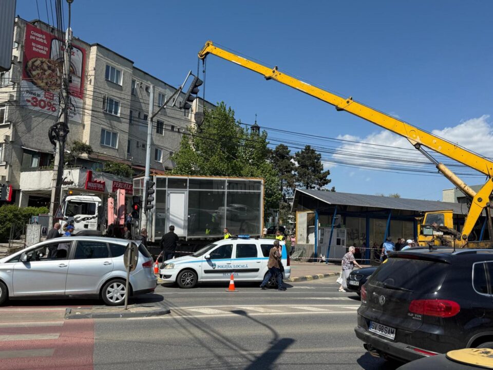 Chioșcul care a stat fără nici un rost în acea zonă centrală a municipiului nu mai puțin de 7 ani a fost îndepărtat marți