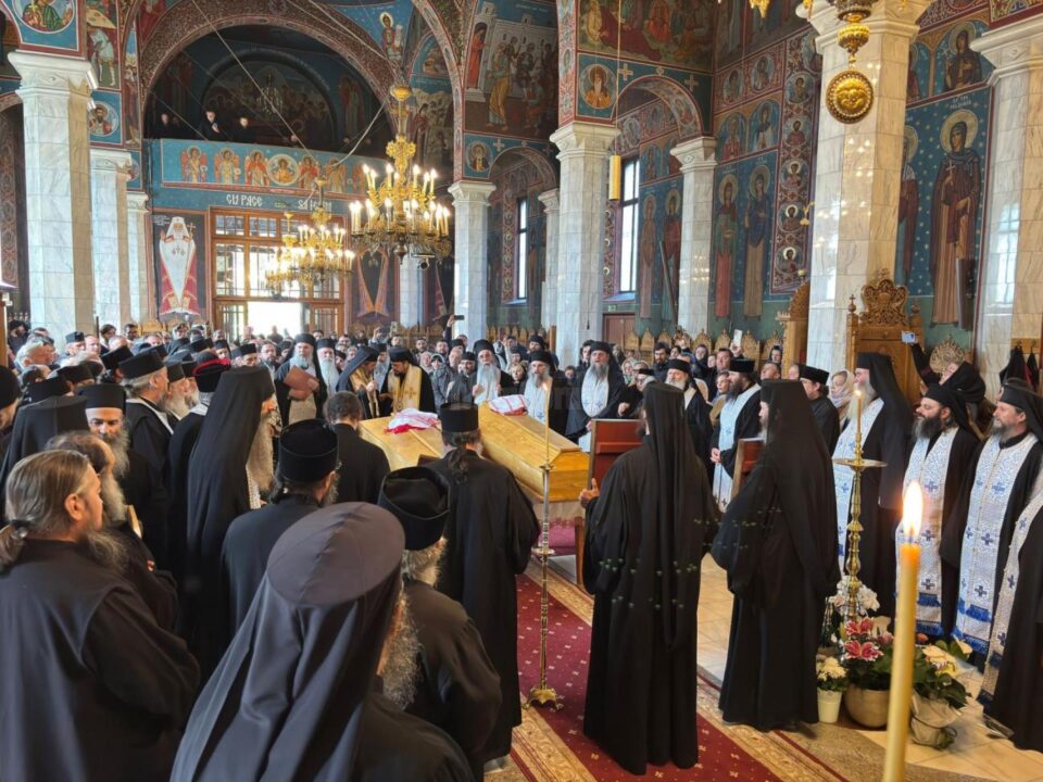 Mănăstirea Sihăstria: au fost deshumate moaștele Sfinților Cuvioși Cleopa și Paisie Mănăstirea Sihăstria: au fost deshumate moaștele Sfinților Cuvioși Cleopa și Paisie