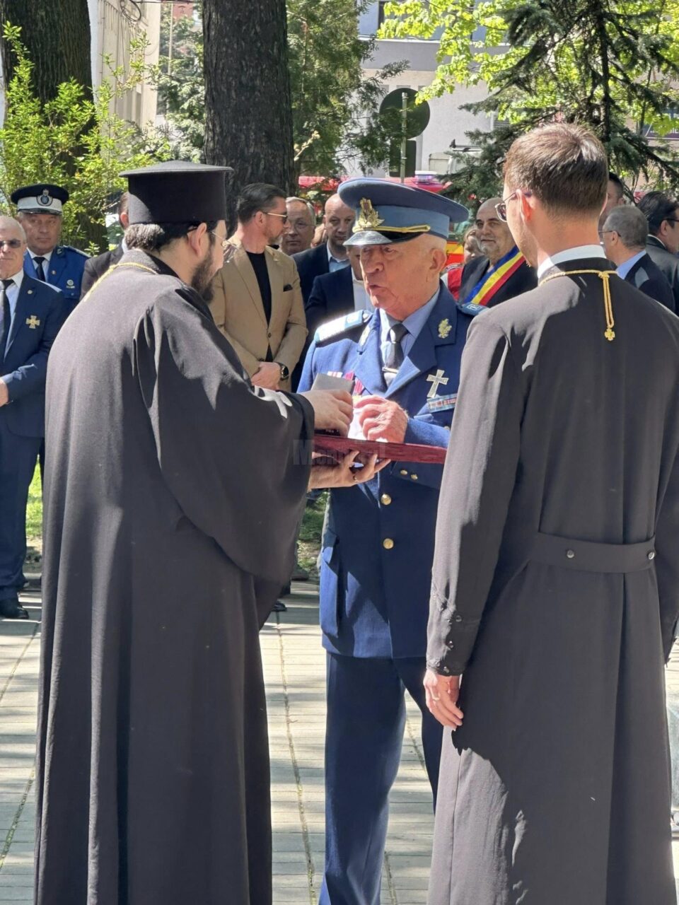 Înmânarea Ordinului „Crucea Bucovinei” lui Dumitru Davidel