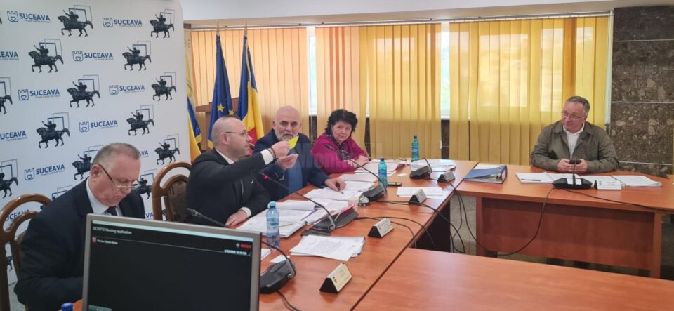 Cartonas galben, ca-n fotbal, arătat de președintele de ședință în plenul Consiliului Local Suceava