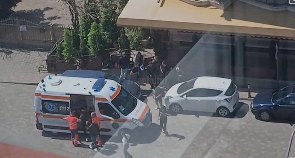 Răfuială cu țipete și lovituri, în apropierea unui liceu, încheiată cu Ambulanța și Poliția
