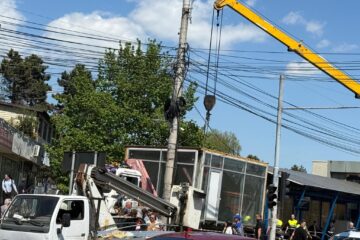 Chioșcul care a stat fără nici un rost în acea zonă centrală a municipiului nu mai puțin de 7 ani a fost îndepărtat marți
