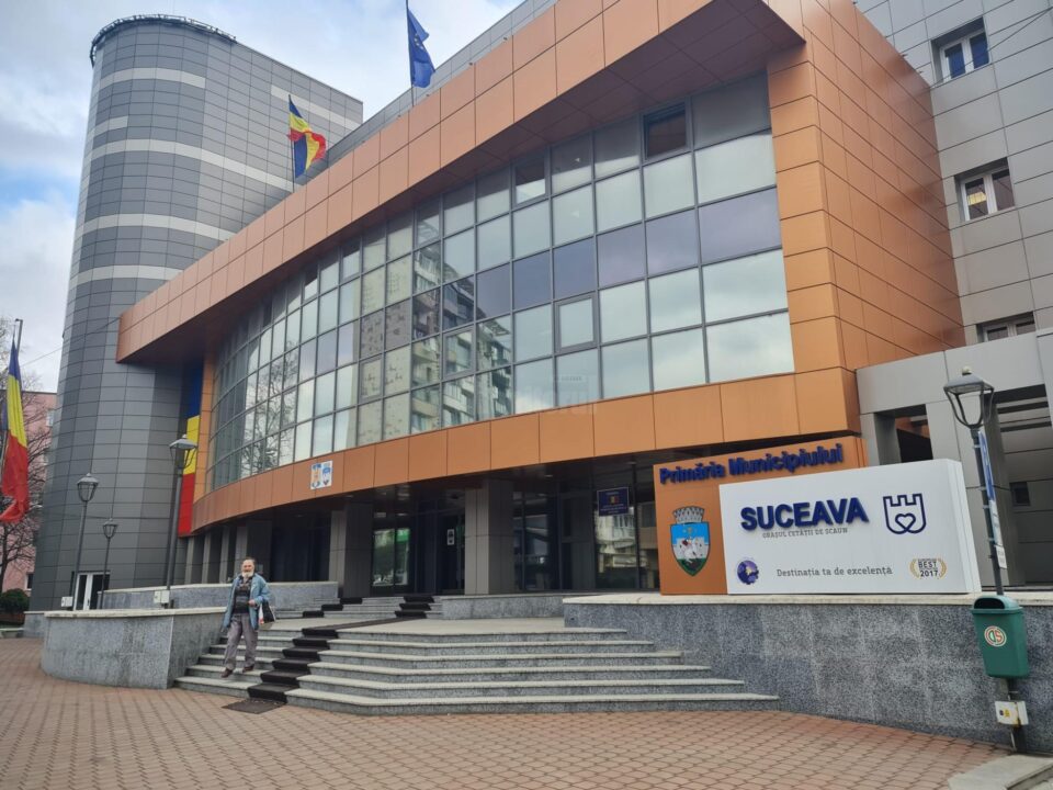 Indemnizațiile primarului și viceprimarilor Sucevei, majorate cu 50%, în paralel cu tăierea sporurilor unor angajați din Primărie Indemnizațiile primarului și viceprimarilor Sucevei, majorate cu 50%, în paralel cu tăierea sporurilor unor angajați din Primărie