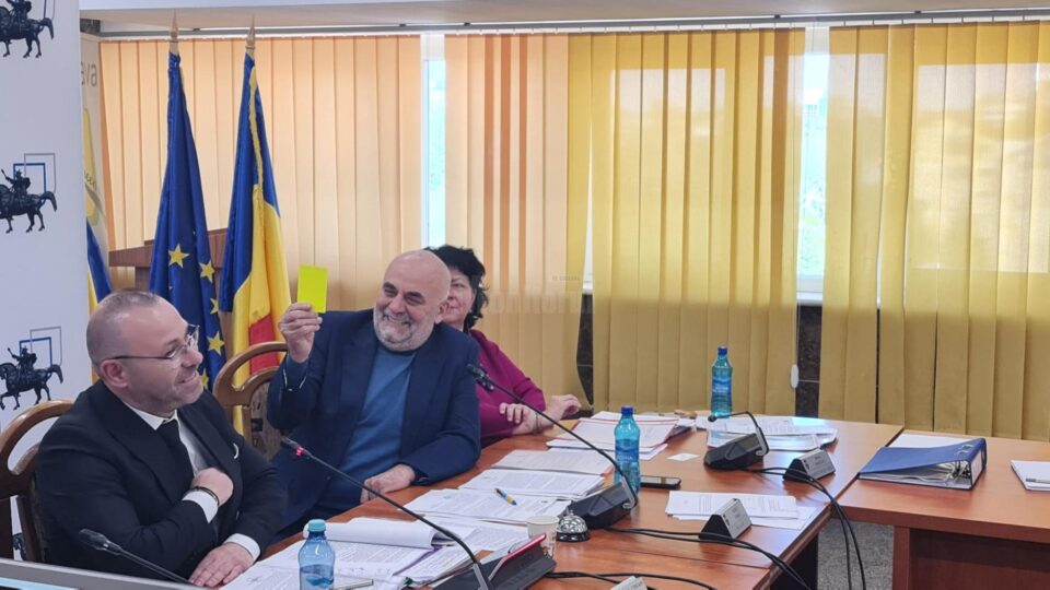 Cartonasul galben arătat de președintele de ședință în plenul Consiliului Local Suceava, ridicat și de primarul Vasile Rîmbu, care a apreciat gluma