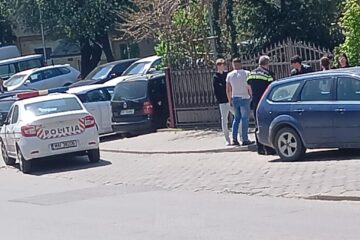 Răfuială între adolescenți, cu țipete și lovituri, din cauza unui triunghi amoros