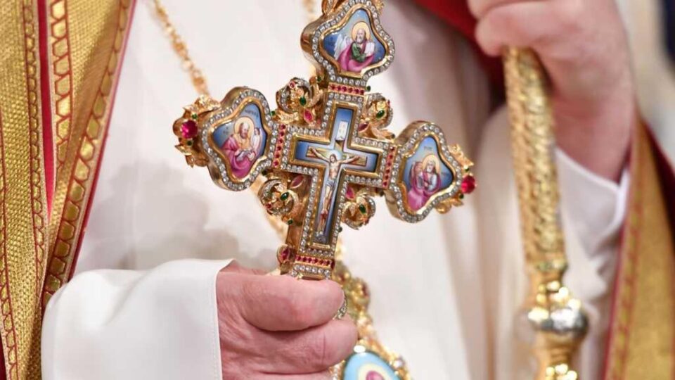 Efectul binecuvântării cu semnul Sfintei Cruci – o deslușire științifică Efectul binecuvântării cu semnul Sfintei Cruci – o deslușire științifică