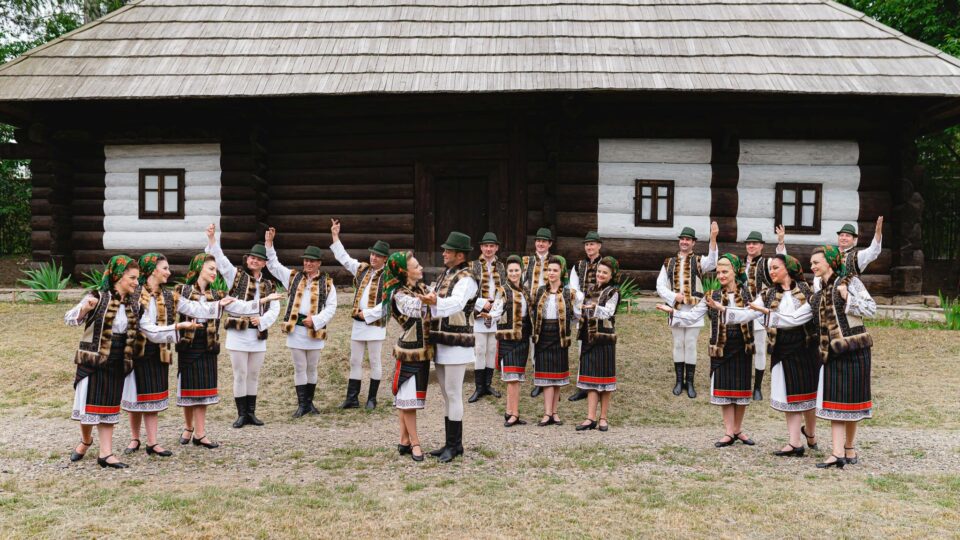 Dansatorii Ansamblului Artistic Profesionist ”Ciprian Porumbescu” Suceava