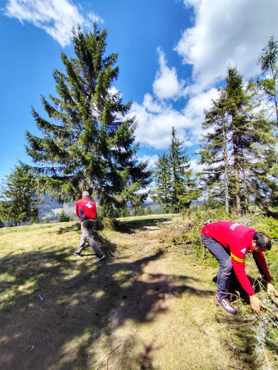 Salvamontiștii dorneni au început lucrările de întreținere a traseelor montane
