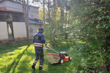 Primăria Municipiului Suceava demarează acțiunea de cosire a spațiilor verzi de printre blocuri