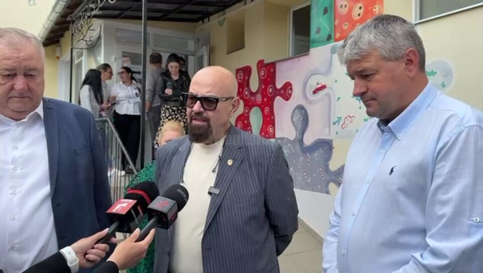 Cristian Popescu Piedone a votat la Fălticeni, împreună cu senatorul PSD Ioan Stan și primarul Cătălin Coman Cristian Popescu Piedone a votat la Fălticeni, împreună cu senatorul PSD Ioan Stan și primarul Cătălin Coman