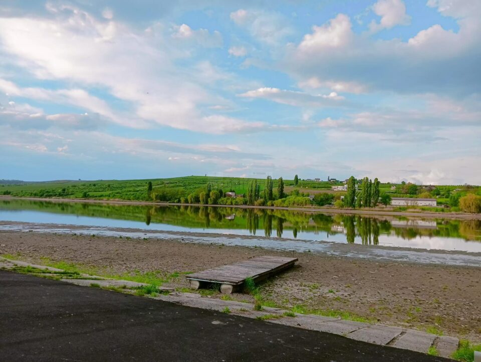 Secarea iazului Somuz le pune probleme canotorilor suceveni