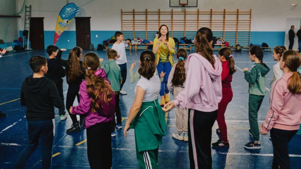 Copiii din Tara Dornelor s-au intalnit cu mari campioni ai Romaniei