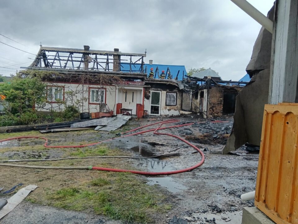 Un incendiu a cuprins o gospodărie din satul Costișa