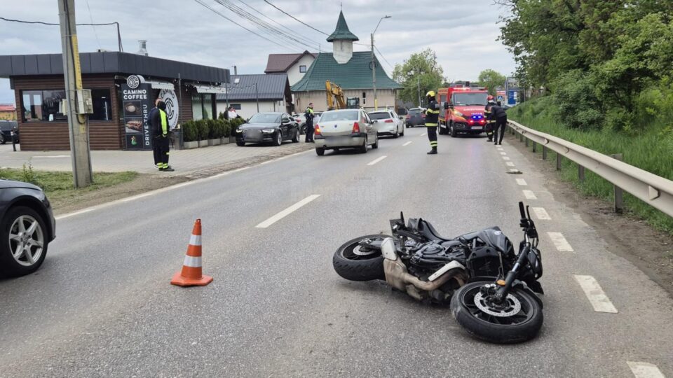Accident între un autoturism și o moticicletă, la ieșire din Suceava spre Plopeni