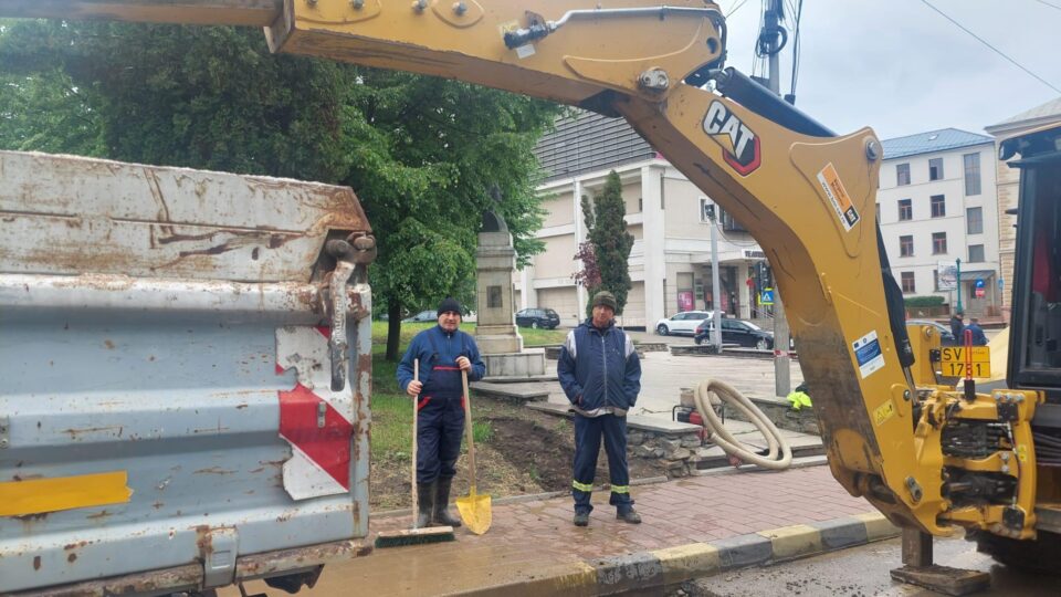 O avarie a lăsat fără apă zeci de locuințe, instituții și firme din centrul Sucevei și din cartierul Zamca
