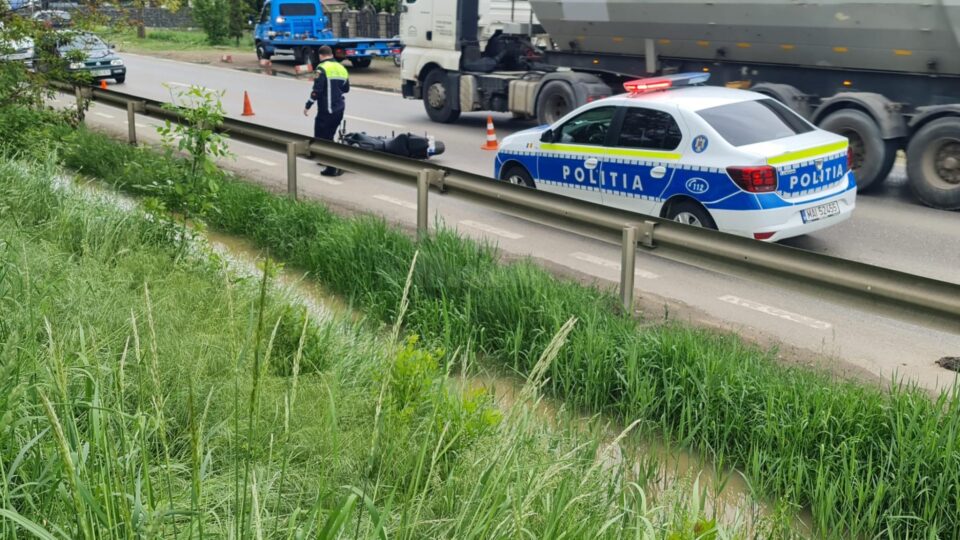 Accident între un autoturism și o moticicletă, la ieșire din Suceava spre Plopeni