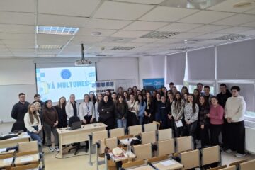 Polițiștii de la Anticorupție, față în față cu studenți de la USV: ”E timpul să nu mai dăm și noi ceva”