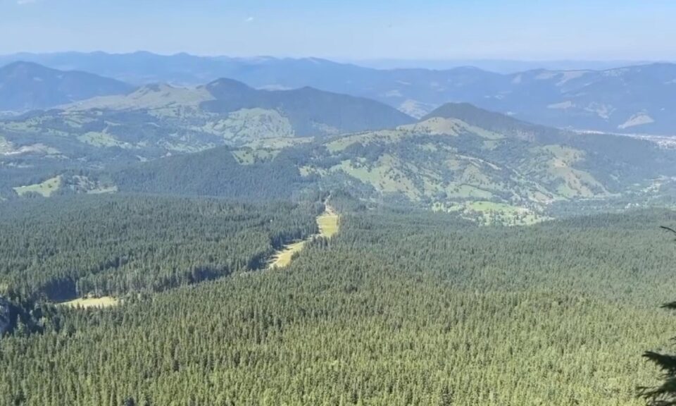 Priveliste spectaculoasa de la una dintre ieșirile tunelului din Rarău