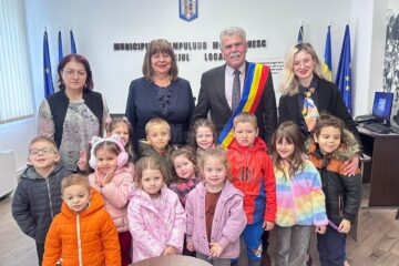 9 Mai – Ziua Independenței și Ziua Europei, sărbătorite de preșcolari la Primăria Câmpulung Moldovenesc