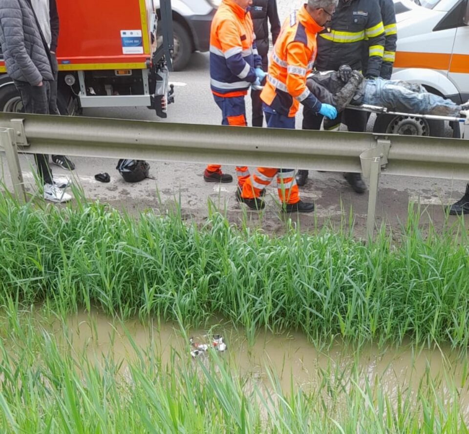 Accident între un autoturism și o moticicletă, la ieșire din Suceava spre Plopeni