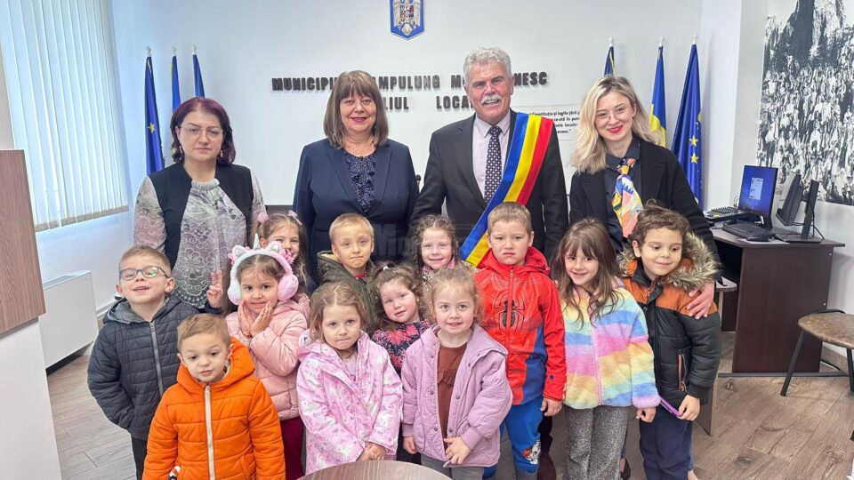 9 Mai – Ziua Independenței și Ziua Europei, sărbătorite de preșcolari la Primăria Câmpulung Moldovenesc