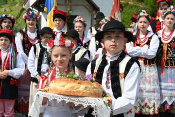 Polonezii din Bucovina au serbat sâmbătă, 10 mai, trei zile importante pentru istoria acestei comunități