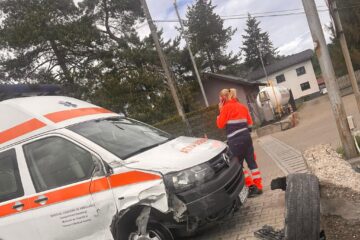 Ambulanță avariată și scoasă din uz din cauza unei șoferițe care nu ar fi acordat prioritate