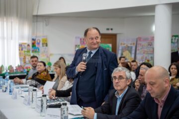 Vicepreședinții Consiliului Județean, prezenți la liceul din Cajvana, la un simpozion care a promovat valorile familiei ca bază esențială pentru educație