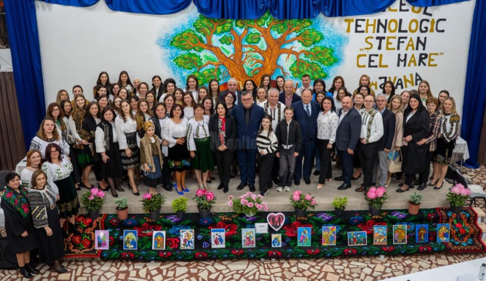 Nicolae Robu și Stelian Simerea au participat alături de zeci de profesori, elevi și părinți la un simpozion pe tema ,,Familia mileniului III - Tradiții, provocări și perspective”