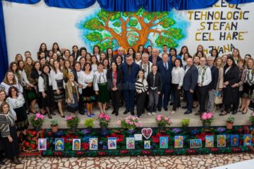 Nicolae Robu și Stelian Simerea au participat alături de zeci de profesori, elevi și părinți la un simpozion pe tema ,,Familia mileniului III - Tradiții, provocări și perspective”