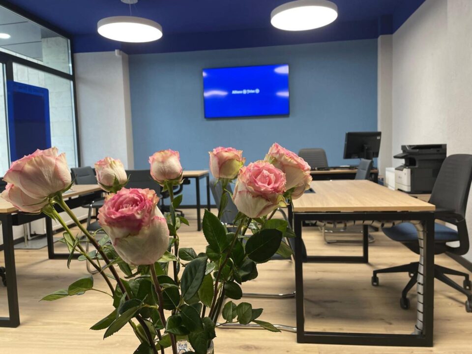 Allianz Țiriac Asigurări Rădăuți funcționează, începând de sâmbătă, într-o locație nouă, amenajată modern, situată în zona bancar-administrativă a municipiului