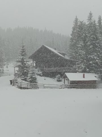 Iarna s-a reîntors în zonele montane din județul Suceava