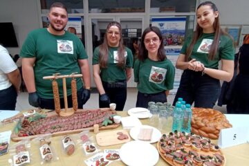 Echipa câștigătoare a premiului II cu salamul emulsionat de vânat Regal de Pădure